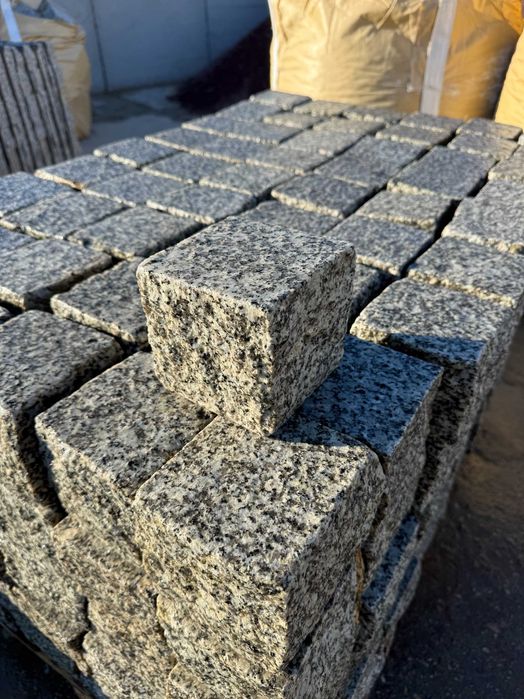 Kostka Granitowa szara cięto-łupana płomieniowana wymiary 12/12/12cm