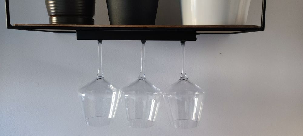 Wieszak na kieliszki do wina