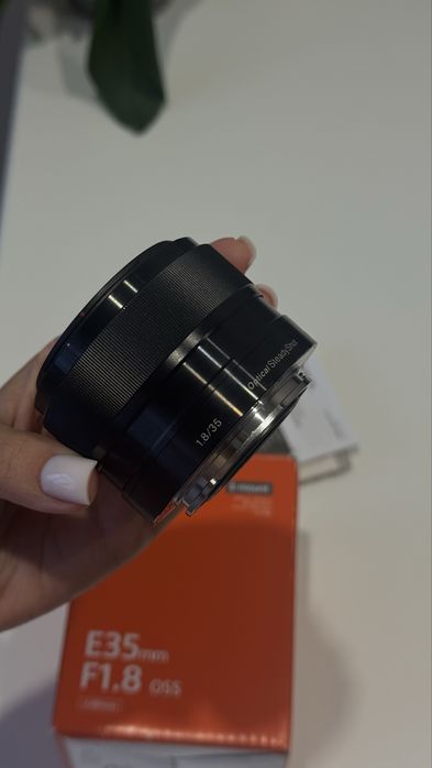 Обʼєктив Sony E 35mm f/1.8 OSS