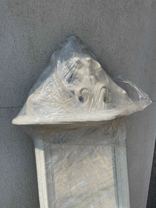 Espelho decorativo clássico em moldura trabalhada – peça de design