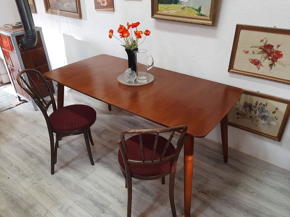 Stół w stylu vintage.