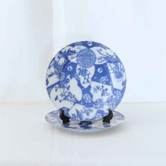 Dois pratos em porcelana oriental com decoração Imari