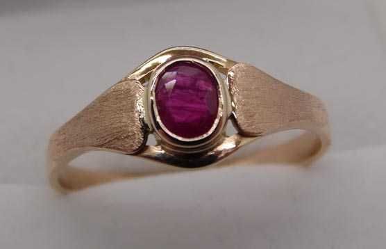 Złoty pierścionek z naturalnym rubinem R.25