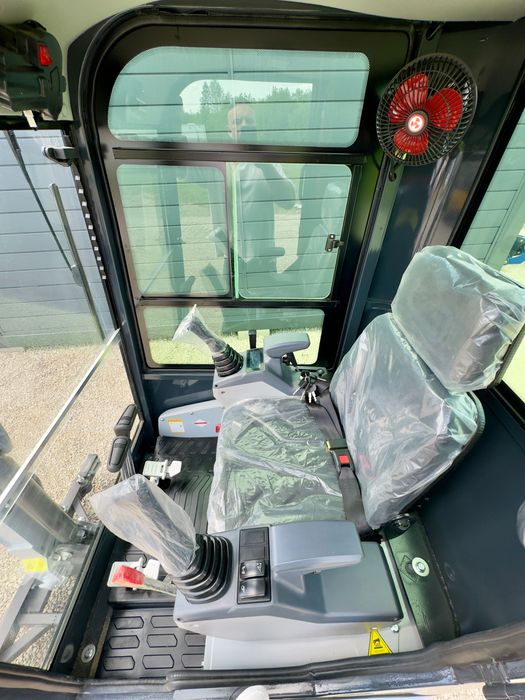 RAVOX WK18 – Mini Koparka z kabiną i silnikiem Kubota D722