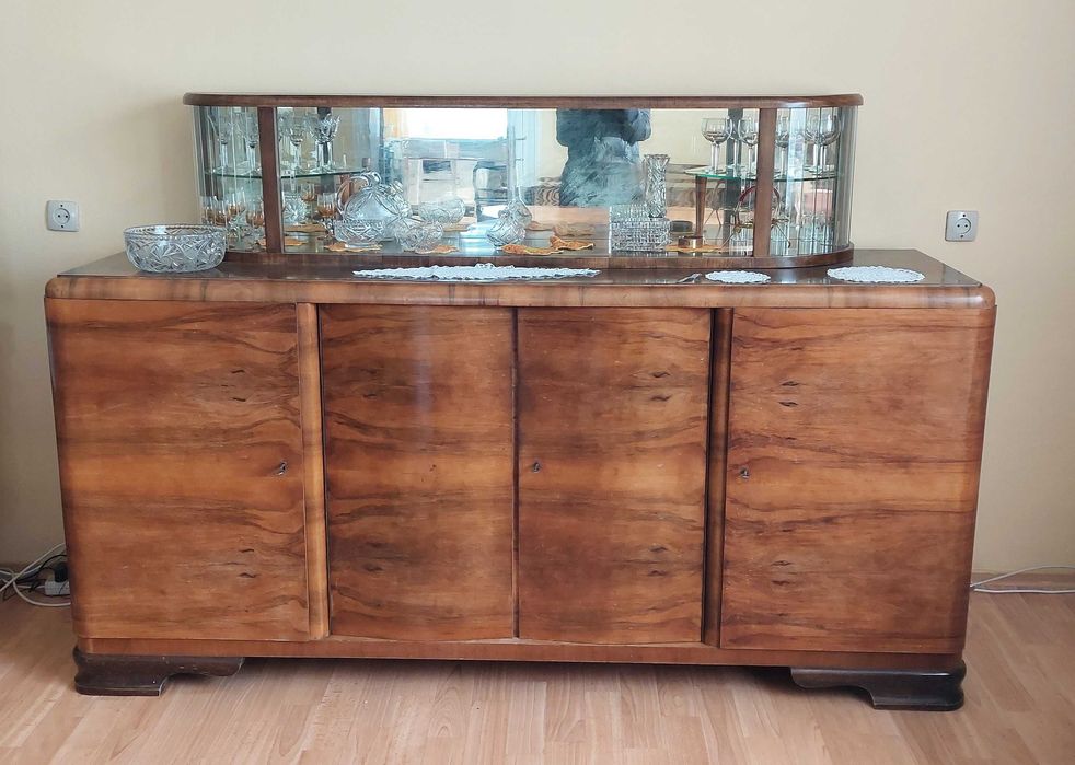 Antyczna witryna z forniru