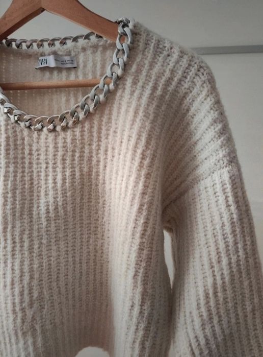Zara | Biały kremowy sweter z ozdobnym łańcuchem | S 36