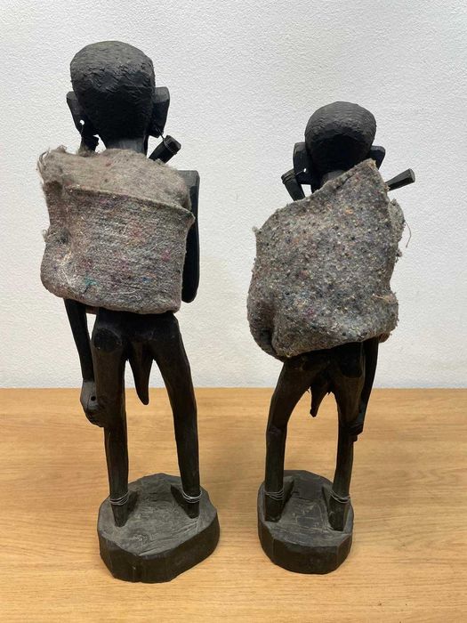 Arte africana artesanal, figuras masculinas esculpidas em madeira