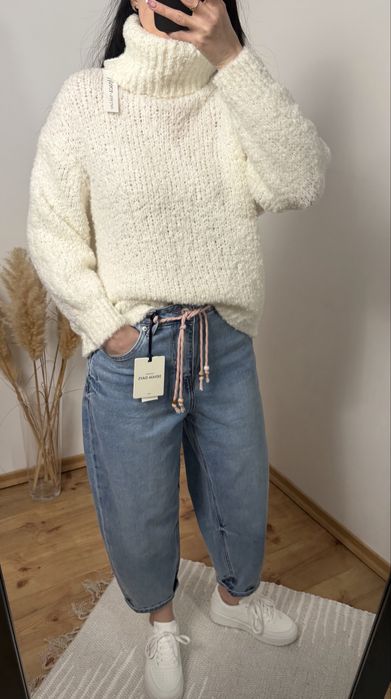 Śmietankowy sweter z golfem typu teddy / bouclé – ciepły i miękki