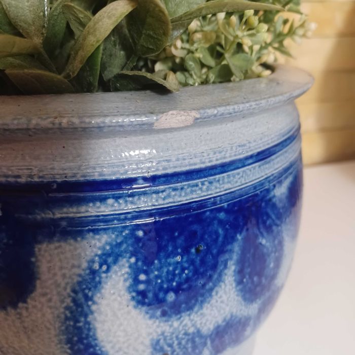 Stare, malowane naczynia ceramiczne