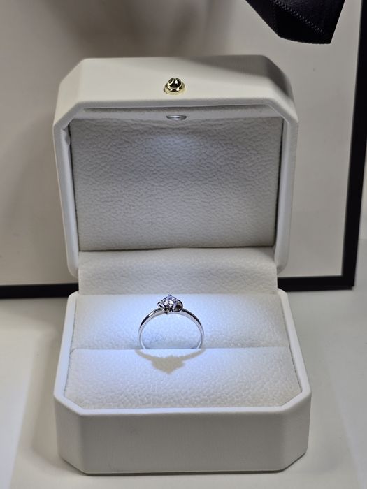 Каблучка з діамантом, біле золото