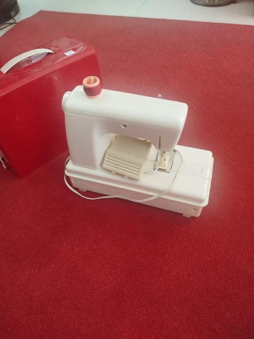 Máquina de custura de brincar antiga