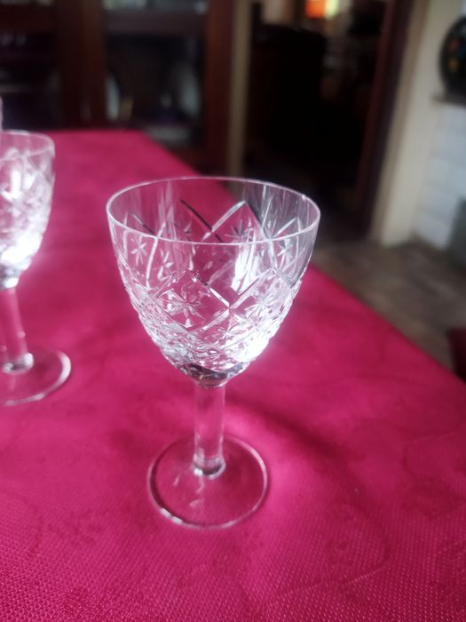 Eleganckie kieliszki kryształowe.