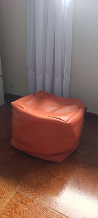 Banco laranja em bom estado