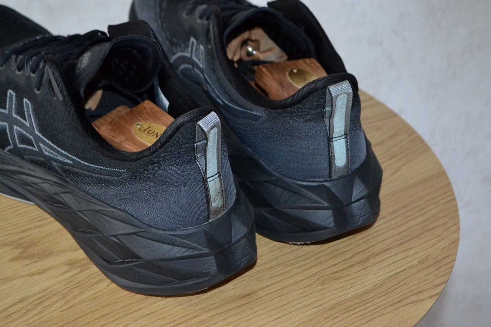 Кросівки Asics Novablast 4 оригінал - 44 розмір