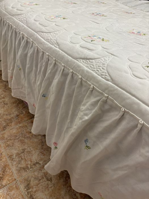 Colcha bordado manual com 107x190 + 42 cm de folho