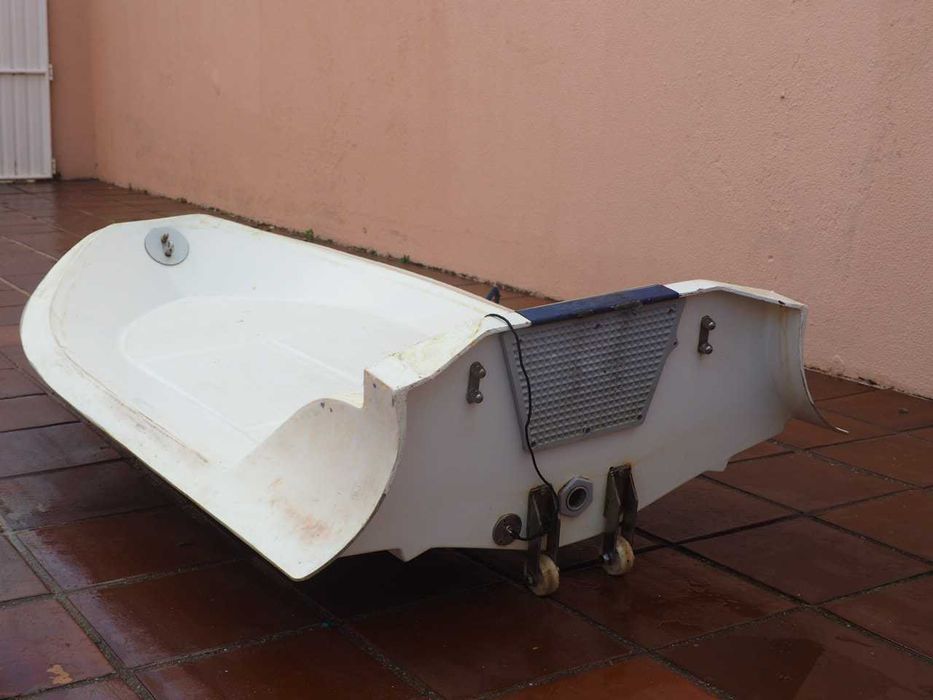 Barco semirrígido de 2.5 metros, só casco, sem flutuador.