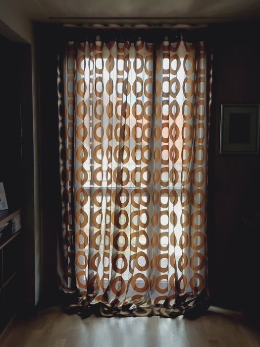 Firanozasłona z materiału w rude koła na przelotkach