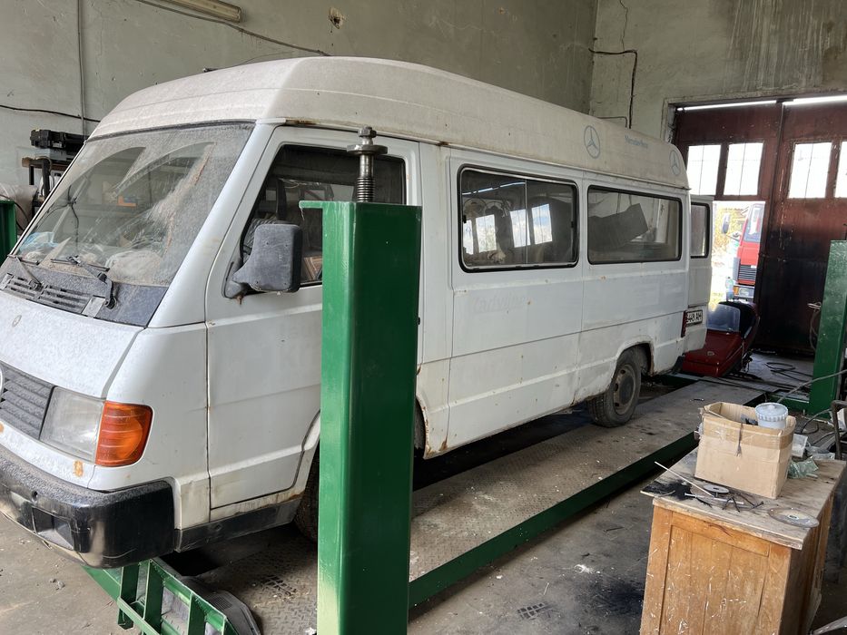 Mercedes-Benz MB100