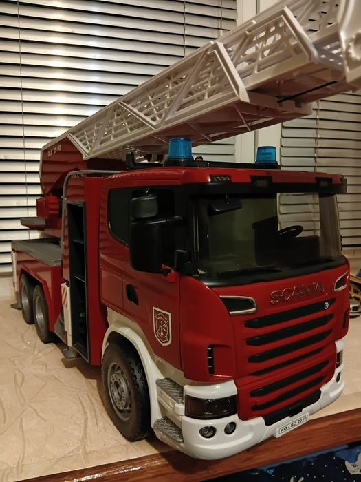 Велика пожежна машина Bruder