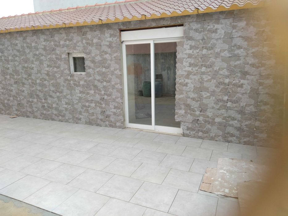 Moradia T3 com Logradouro em Santo António da Charneca Barreiro