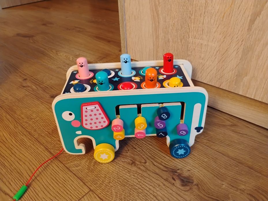 Drewniany słoń ciągacz wbijak zabawka Montessori