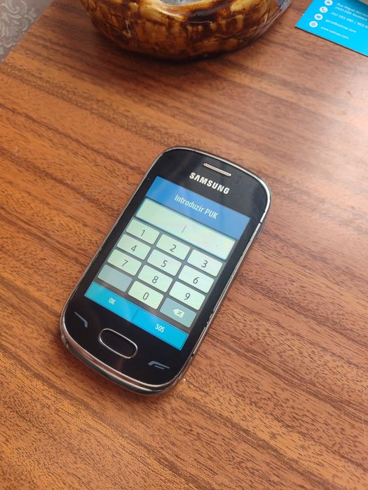 Este é um telemóvel Samsung Rex 70 (GT-S3800W)