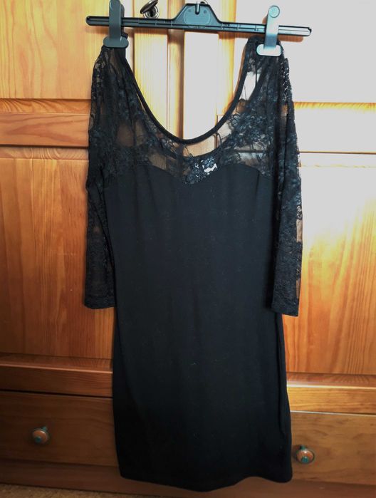 Vestido preto justo e com renda H&M, tamanho 34