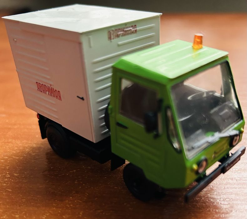 Модель автомобиля 1:43