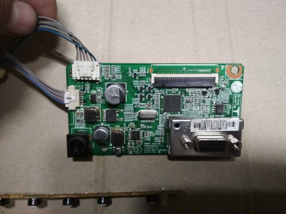 Майн з кнопками LG 22EN33S