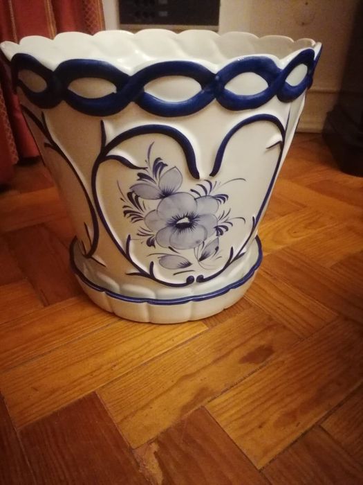 Conjunto de três Vasos em louça com pratos