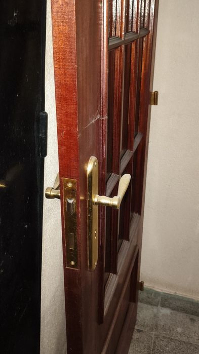 Porta de sala ou corredor maciça