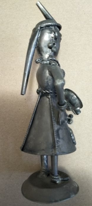 Estatueta em metal parece prata sem marcas. (ver desconto no texto)