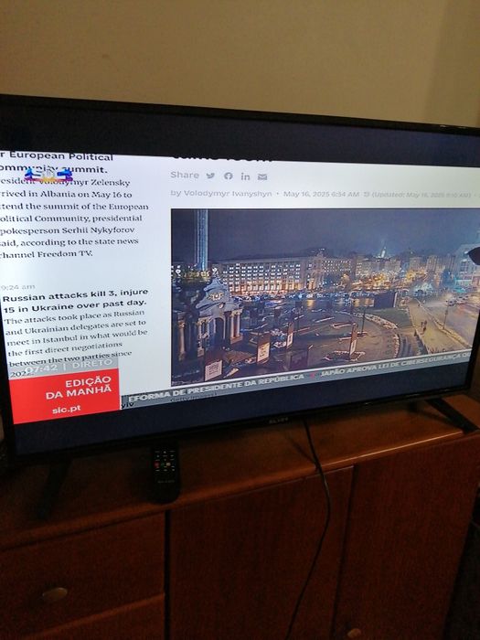 Televisão LCD Silver, 40, a funcionar.