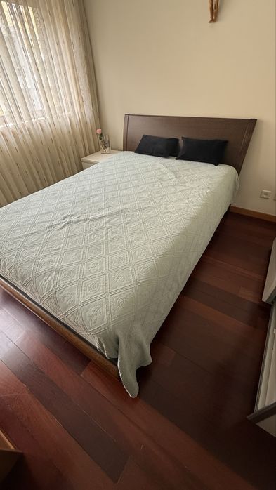 Cama de madeira com colchao