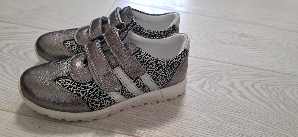 Кросівки на дівчинку, шкіряні 35 р