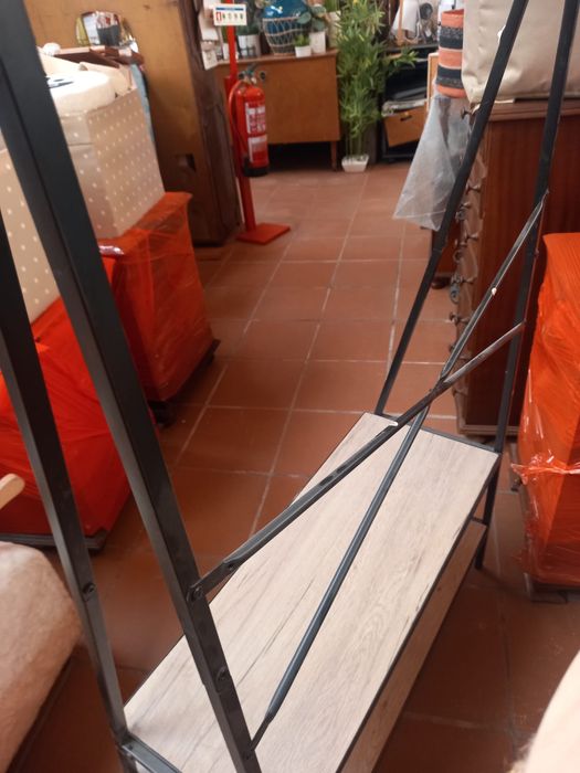 Guarda roupa em metal e madeira