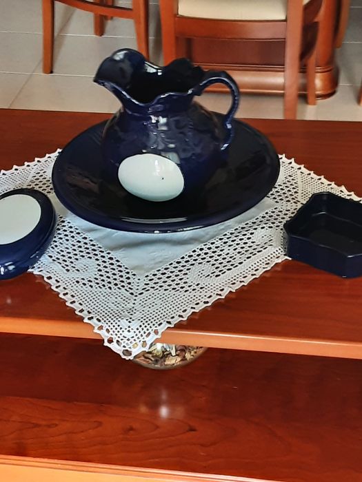 Conjunto de Lavanda com bacia, jarro ,guarda jóias e cinzeiro