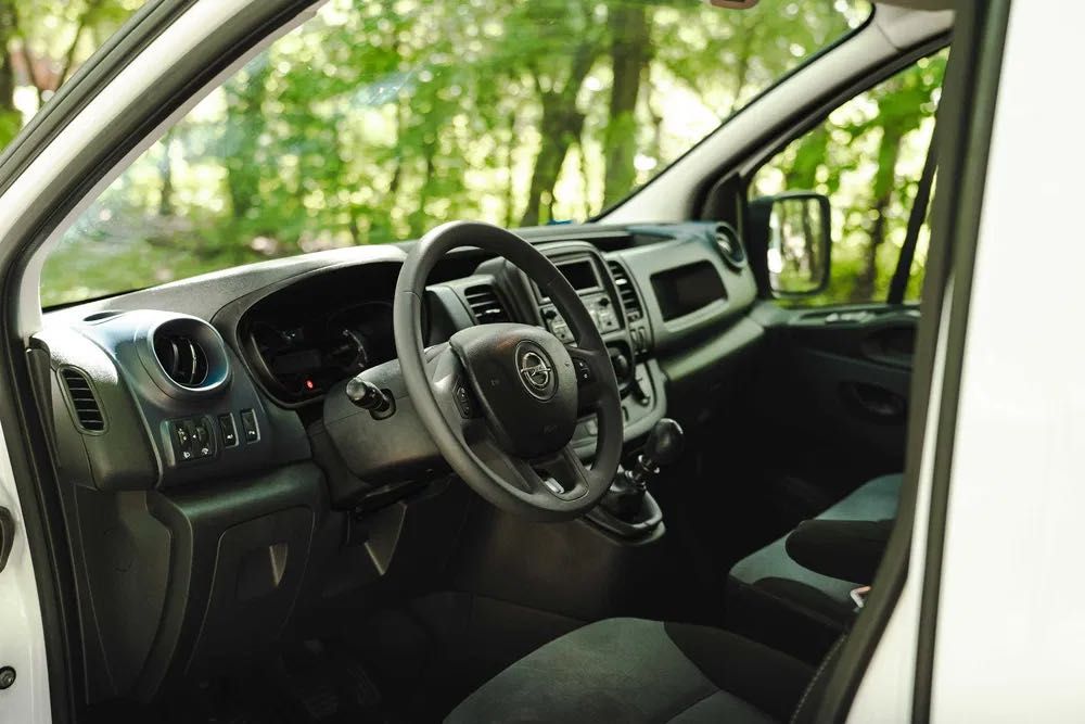 Wypożyczalnia samochodów dostawczych, wynajem busów - DG Cars