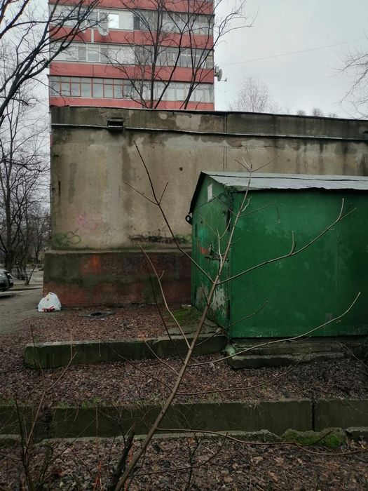 Гараж во дворе,конец 3-го  Шевченковского, ул.Игоря Сикорского 468