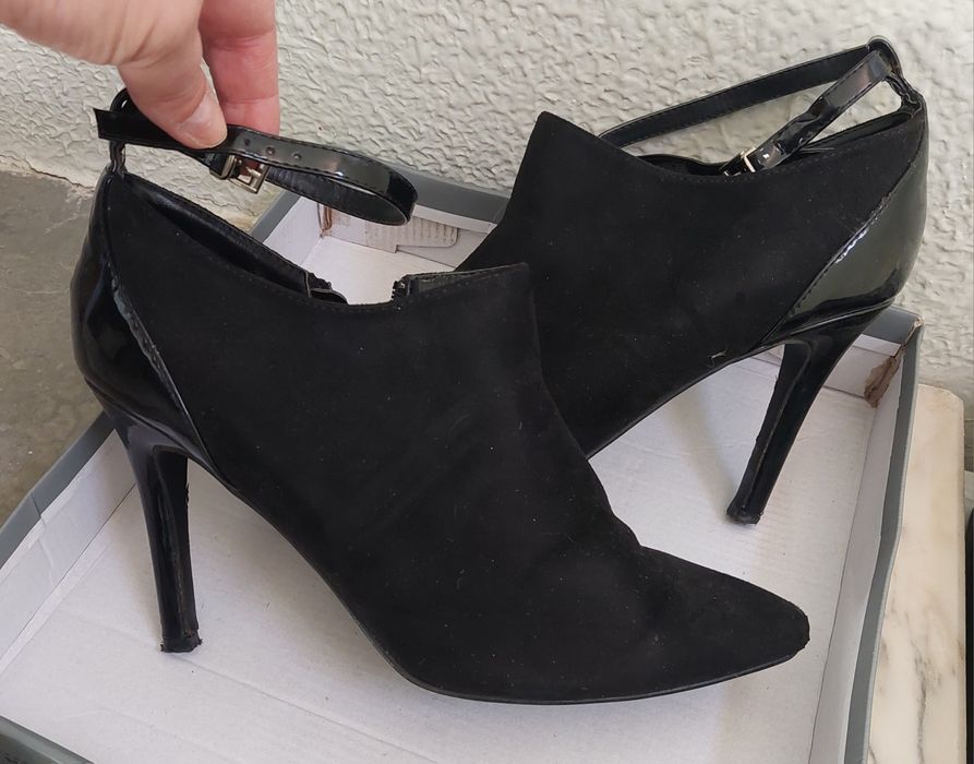 Botins pretos com salto alto