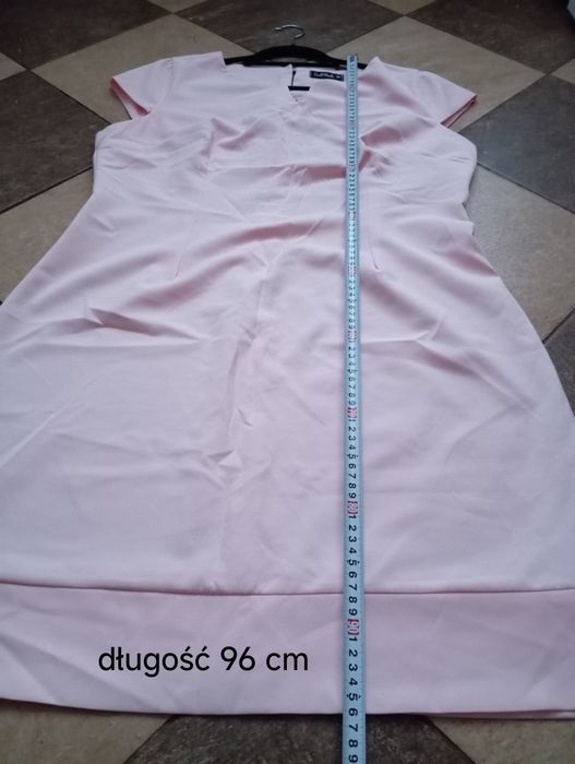 Sukienka lekkiej róż prosta