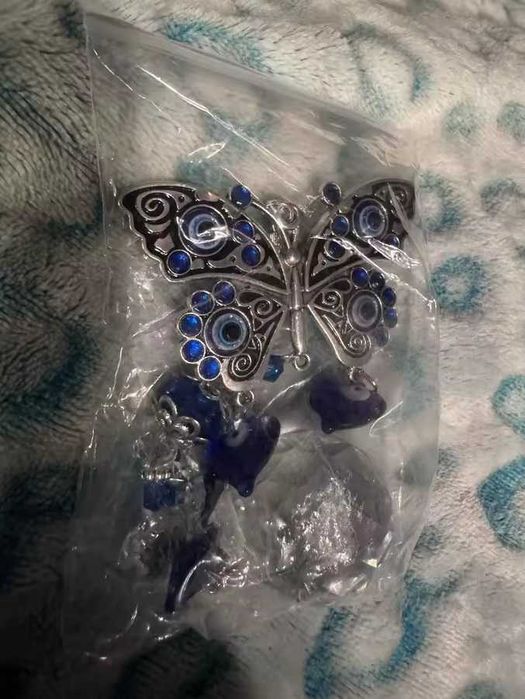 Łapacz słońca motyl z niebieskimi oczami.