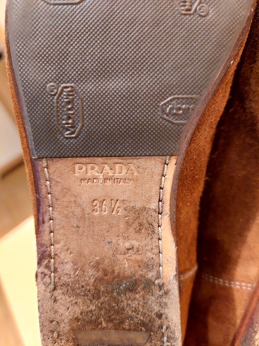 Замшеві чоботи Prada