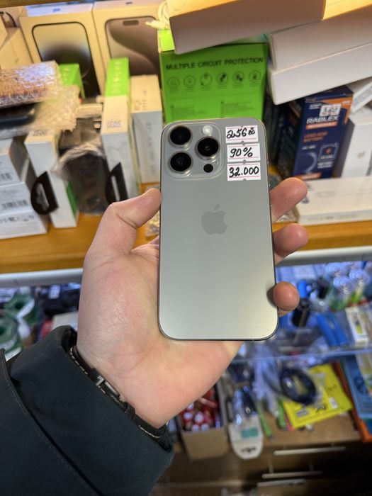 Продам Iphone 15 Pro 256 GB Natural Titan 90%