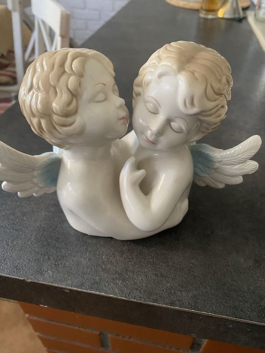 Anioy przytulajace popiersie porcelana
