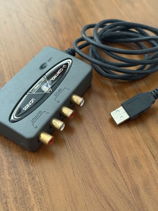 Interface de Áudio USB Behringer U-Control UCA200