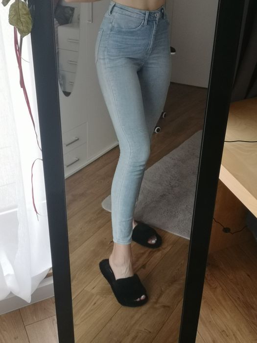 Jasne skinny jeansy z wysokim stanem