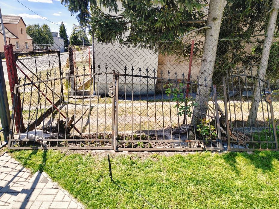 Brama 2 skszydłowa z furtką i płotem kuta i supki