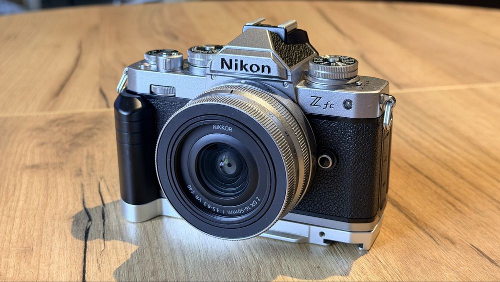 Aparat Nikon Z fc + Obiektyw Nikkor Z DX 16-50mm VR  + Grip