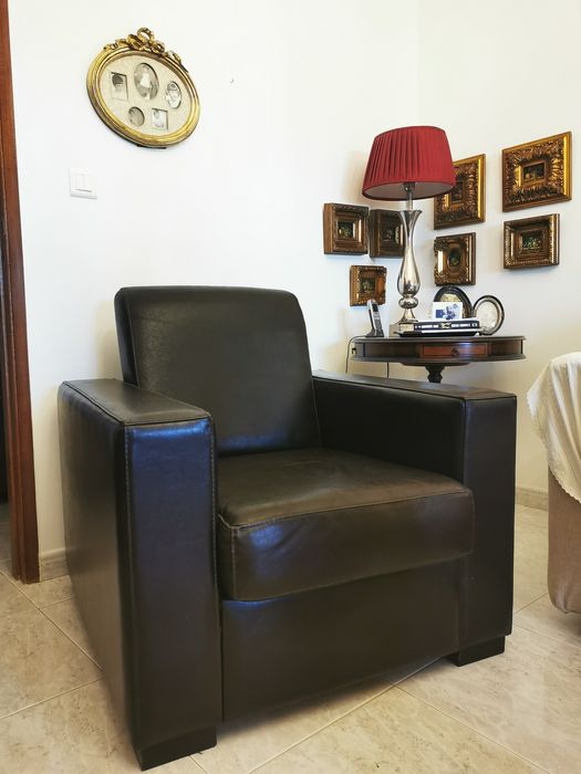 2 sofás de pele negra